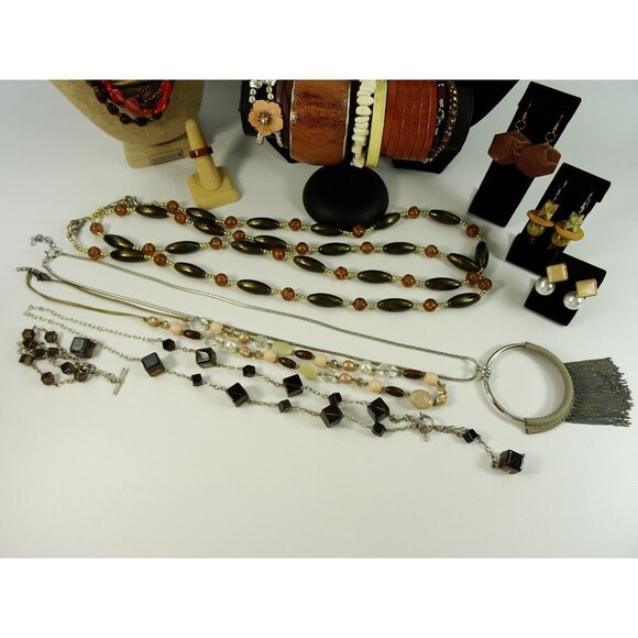Neutrals Costume Jewelry Lot 20pc Necklaces Earrings Bracelets Ring - Picture 8 of 9
